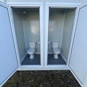 Cabina Sanitaria Doppia – WC Separati Uomo/Donna (2,3×1,35m)